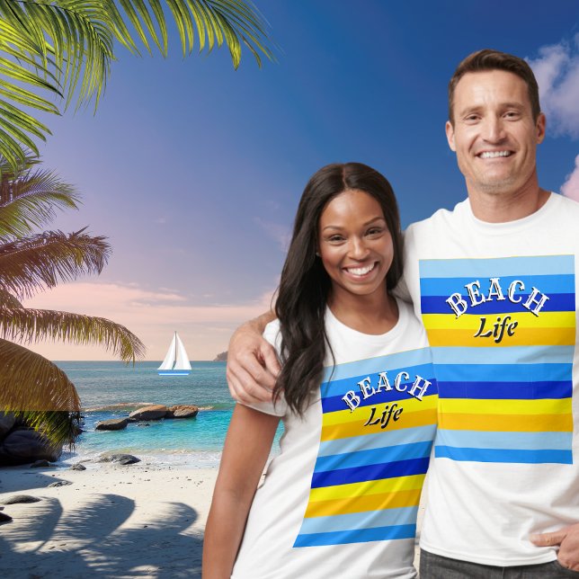 Beach Life Sommerurlaub Küste Moderne gestreift T-Shirt (A colorful t-shirt design with 'Beach Life' words on blue and yellow stripes)