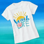 Beach Life Sunshine Seashell Niedlicher Urlaub Som T-Shirt<br><div class="desc">Dieses Stranddesign zeichnet sich durch den Text "Beach Life" in niedlicher farbenfroher Typografie mit einem Sonnenschein und Muschel aus! Klicken Sie auf die Schaltfläche Anpassen für mehr Flexibilität beim Ändern/Hinzufügen von Text- und Designelementen! Variationen dieses Designs sowie der Koordinationsprodukte sind in unserem Shop, zazzle.com/store/doodlelulu, erhältlich. Kontaktieren Sie uns, wenn Sie...</div>