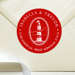 Beach Lighthouse | Nautical Themed Crimson Runder Aufkleber<br><div class="desc">Crimsonfarbene Aufkleber aus der Rücksendeadresse,  die auf eine Hochzeit im nautischen Stil zugeschnitten sind. Sie sind mit einer einzigartigen Darstellung des Leuchtturms im nautischen Stil,  umgeben von Ihren Informationen,  ausgestattet.</div>