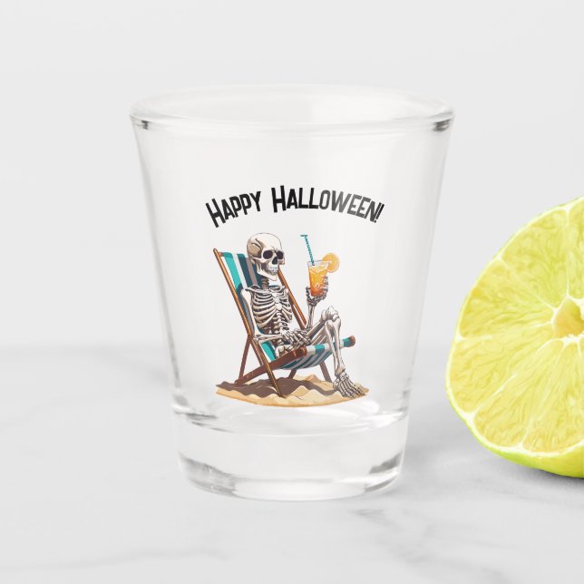 Beach Lounges Skeleton Halloween Schnapsglas (Vorderseite)