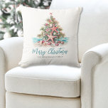 Beach Merry Christmas Tree Kissen<br><div class="desc">Mit diesem festlichen Kissen mit einem Weihnachtsbaum aus Muscheln und Seestern auf dem Kissen am Platz mit einem festlichen Seeblick an die Küste bringen Sie Ihren Zuhause einen fröhlichen Küstensturm. Inspiriert durch die Strandvibes von Orten wie Hawaii, Florida und den Bahamas, bringt dieses Design eine entspannte und dennoch fröhliche Touch...</div>