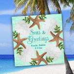 Beach Muscheln Weihnachts Liebe Wreath Flat Feiertagskarte<br><div class="desc">Flache Weihnachtstrandkarten. Große Seesterne und Sand Dollars Design mit grüner Heilige und Beeren über einem türkisfarbenen Wasserbild. Passen Sie Ihren Urlaub an, oder verwenden Sie das Beispiel "Weihnachten ist Liebe", und fügen Sie eine Signatur zu dieser quadratischen tropischen Karte für die Feriensaison. Reverse ist ein Wasserbild in blau. Made for...</div>