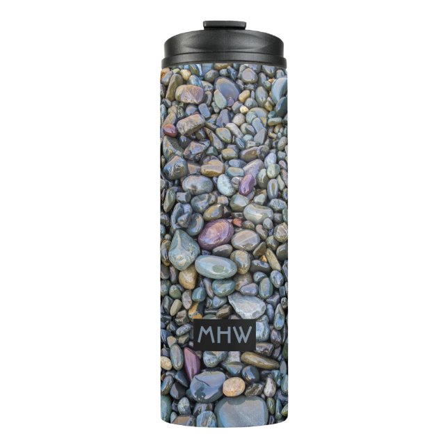 Beach Pebbles Custom Monogram Tumbler Thermosbecher (Vorderseite)