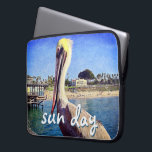 Beach Pier Pelican Bird Foto Sonnentag Skript Laptopschutzhülle<br><div class="desc">Dieses glückliche Pelikan, das auf einem Geländer steht und einen kalifornischen Strand überragt, schreit nach "Urlaub bereit". Fahren Sie zurück in die warmen Ozeanbrisen, wenn Sie diese farbenfrohe Fotografie neopren Laptop Ärmel. Dieser Laptop-Ärmel ist in drei Größen erhältlich: 15 Zoll, 13 Zoll und 10 Zoll. Ein tolles Geschenk für jemanden,...</div>