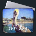 Beach Pier Pelican Bird Foto Sonnentag Skript Laptopschutzhülle<br><div class="desc">Dieses glückliche Pelikan, das auf einem Geländer steht und einen kalifornischen Strand überragt, schreit nach "Urlaub bereit". Fahren Sie zurück in die warmen Ozeanbrisen, wenn Sie diese farbenfrohe Fotografie neopren Laptop Ärmel. Dieser Laptop-Ärmel ist in drei Größen erhältlich: 15 Zoll, 13 Zoll und 10 Zoll. Ein tolles Geschenk für jemanden,...</div>