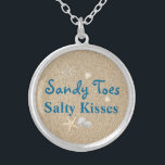 Beach Sandy Toes Salty Kisses Necklace Versilberte Kette<br><div class="desc">Diese lustige und tropische silberne Halskette ist mit dem niedlichen Sprichwort "Sandy Toes Salty Kisses" auf einem Sandstrand unterstrichen,  was sie zu einem Geschenk für Braut,  Brautmädchen oder Blume macht.</div>