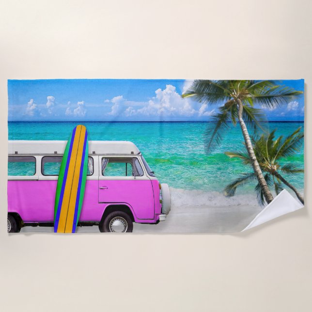 Beach Scene mit Fuchsia Pink Van und Surfboard Strandtuch (Vorderseite)