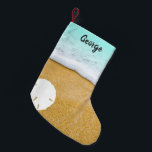 Beach Scene Sand Dollar Doppelter Weihnachtsfest S Kleiner Weihnachtsstrumpf<br><div class="desc">Doppelseitiger Druck auf Weihnachten-Strümpfe mit einer Strandszene. Sand und surfen mit einem großen weißen Sand Dollar und Namensschild oben. Anwendung für Typ oder Gals,  Erwachsene oder Kinder. Wer den Strand Lieben hat,  wird dieses Küstendesign schätzen.</div>