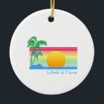 Beach Sunset Turks Caicos Keramik Ornament<br><div class="desc">Ein klassisches Retro-Stranddesign mit Sonnenuntergang im Ozean und Palmen für die Inseln Turks und Caicos. Ein phantastisches Geschenk für jeden karibischen Urlaub.</div>