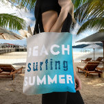Beach Surfing Summer Typografy Sand Ocean Tasche<br><div class="desc">Beach Surfen Sommertypografie Sand Ocean Tote Tag. Beach Surfing Sommertypografie in weißen und blauen Farben auf Sand und Ozean Hintergrund. Der Sommerurlaub ist für Sie ein Erlebnis. Sie können jeden Text auf der Tasche ändern.</div>