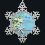Beach Themed Weihnachtsschmuck Pewter Starfish Schneeflocken Zinn-Ornament<br><div class="desc">Weihnachtsschmuck zum Thema Strand - Weihnachtsschmuck in Form einer Schneeflocke mit Seestern,  Orchideen und individualisierbarem Text Frohe Weihnachten</div>
