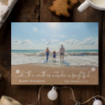 Beach Tropical Vacation Holiday Weihnachten Foto<br><div class="desc">Dieses Design entstand durch digitale Kunst und kann in dem Bereich personalisiert sein, der durch das Ändern des Fotos und/oder Textes zur Verfügung gestellt wird. Oder Sie können es anpassen, indem Sie den Mausklick auswählen, um weitere Optionen anzupassen, um die Farbe des Hintergrunds zu löschen oder zu ändern, Text hinzuzufügen,...</div>