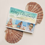 Beach Vacation Frohe Weihnachten Foto Weihnachtska<br><div class="desc">Senden Sie die Grüße der warmen Jahreszeit mit dieser Weihnachtskarte zum Thema Strand. Die Küstenurlaub-Fotokarten verfügen über eine Meeresfarbenwelle an einem Sandstrand. Schriftzeichen oben auf der Welle lesen "Frohe Weihnachten" in einer hübsch blau-grünen Ozeanfarbe. Drei Fotos befinden sich unterhalb der bemalten Welle. Fügen Sie zum Personalisieren Ihre Namen und drei...</div>