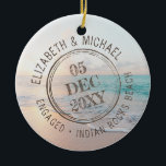 Beach Verlobung Pass Briefmarke Zielort Keramik Ornament<br><div class="desc">Beach Destination Verlobung Ornament mit einem benutzerdefinierten personalisierten Passeintrag Briefmarke Design mit bearbeitbarem Text für Namen,  Verlobung Datum und Position,  plus fügen Sie Ihr eigenes Foto auf der Rückseite.</div>