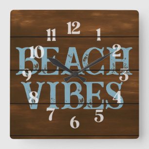 Beach Vibes Wording auf dunklen Holzkarten Quadratische Wanduhr