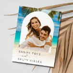 Beach Wedding Arch Foto Budget Save the Date Ankündigungspostkarte<br><div class="desc">Diese wunderschönen Save the Date Postkarten sind für Paare gedacht, die nicht warten können, um ihren Hochzeitstag mit ihrer Familie und ihren Freunden zu teilen. Die Vorderseite hat ein bogenförmiges Foto, das auf Ihr Lieblings-Verlobung-Foto zugeschnitten ist. Ein Foto-Design am Strand lautet "Sandy Toes Salty Kisses", das den Ton für Ihre...</div>