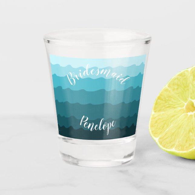 Beach Wedding Blue Waves Bridesmaid mit Namen Schnapsglas (Vorderseite)