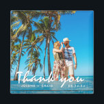 Beach Wedding Foto Vielen Dank Magnet<br><div class="desc">Wir danken Ihnen für Magnete für Ihre Hochzeit am Strand,  die mit Ihrem Foto,  Ihren Namen und Ihrem Hochzeitstag abgestimmt ist. Modernes,  blaues Strandholzdesign mit "Danke" in einem handgeschriebenen Schriftart.</div>