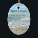 Beach Wedding Hearts in the Sand Elegant Keramik Ornament<br><div class="desc">Zwei ineinander greifende Hochzeitsherzen am Strand,  die im Sand gezeichnet werden,  machen eine elegante Hochzeit an der Küste des tropischen Ozeans nautische Thema,  passendes Set von Gegenständen. Hübsche türkisfarbene Wellen,  die am Ufer abstürzen und pastellblaue Himmel.</div>