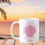 Beach Wedding Pink Seashell Bridesmaid Custom Kaffeetasse<br><div class="desc">Hübsche rosa Muschel monogramm Strand Hochzeit Brautparty Tasse Geschenk für eine Hochzeit in Urlaubsort auf einer tropischen Insel mit niedlichen Muscheln. Bestellen Sie dieses wunderschöne mit Monogramm Geschenk für Ihre Brautmädchen oder Trauzeugin.</div>