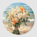 Beach Wedding Starfish Bouquet Magnetic Button Magnet<br><div class="desc">Diese wunderschöne Abbildung zeigt die Idee einer Hochzeitsfeier am Strand,  die passende Karte für das Meeresthema,  mit einem skurrilen Flair,  der es zu einem unverwechselbaren Design für eine Braut macht. Das gesamte Set von Designkarten ist im gleichen Design zugänglich.</div>