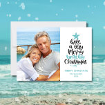 Beach Weihnachtskarte Feiertagskarte<br><div class="desc">Freuen Sie sich auf die handgeschriebene Typografie "Viel Fröhlichkeit am Strand" neben Ihrem Foto. Personalisieren Sie mit Ihrem Gruß und Familiennamen.</div>