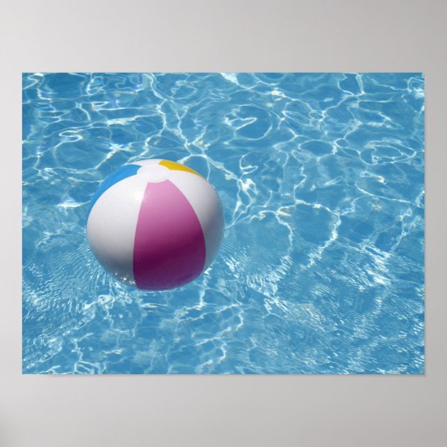 Beachball im Schwimmbad Poster (Vorne)