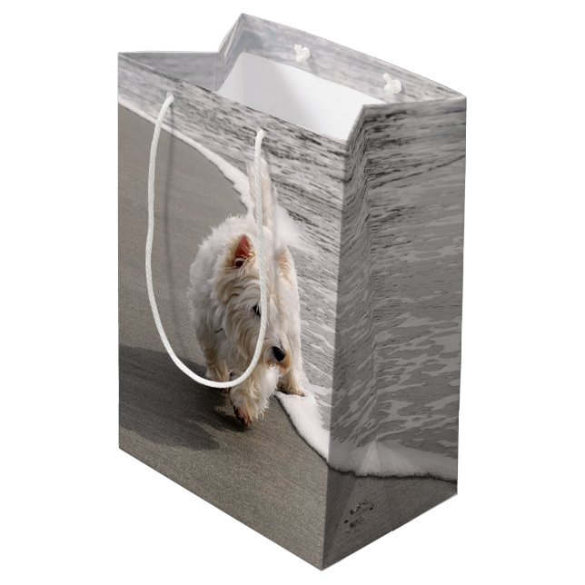 Beachcoming Westie Foto Geschenktasche Mittlere Geschenktüte (Rückseite Schrägansicht)