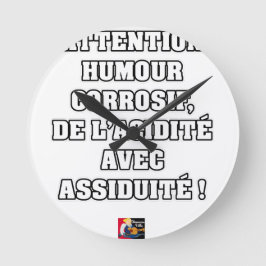BEACHTUNG, ÄTZENDER HUMOR VOM SÄUREGEHALT… RUNDE WANDUHR