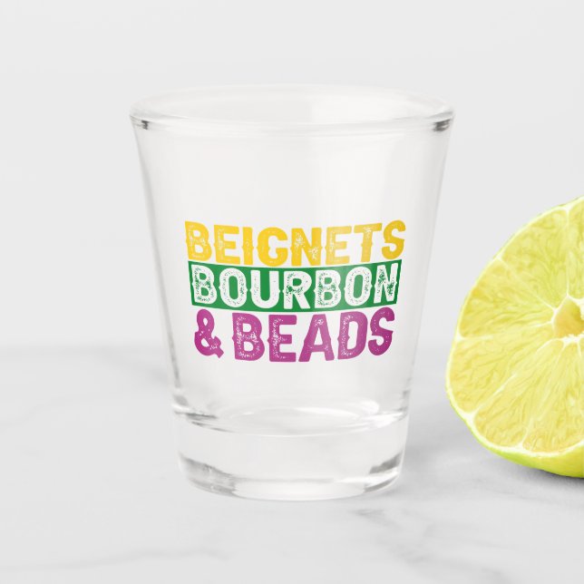 Beads Beignets und Bourbon Funny Mardi Gras Gesche Schnapsglas (Vorderseite)