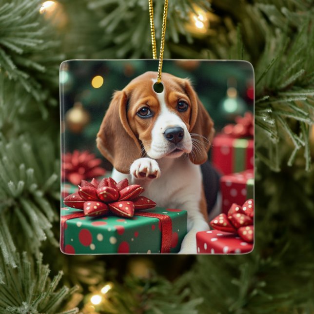 Beagle beim Einpacken von Weihnachtsgeschenken Mal Keramikornament (Baum)