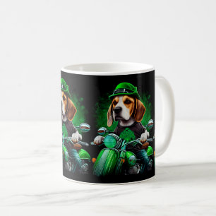 Beagle-Hund fährt Fahrrad am St. Patrick's Day Kaffeetasse