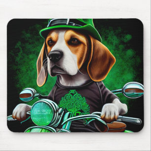 Beagle-Hund fährt Fahrrad am St. Patrick's Day Mousepad