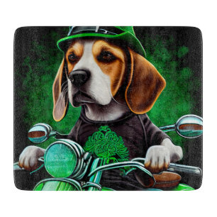 Beagle-Hund fährt Fahrrad am St. Patrick's Day Schneidebrett