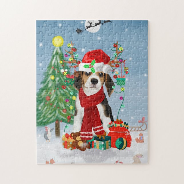 Beagle Hund im Schnee mit Weihnachtsgeschenken (Vertikal)