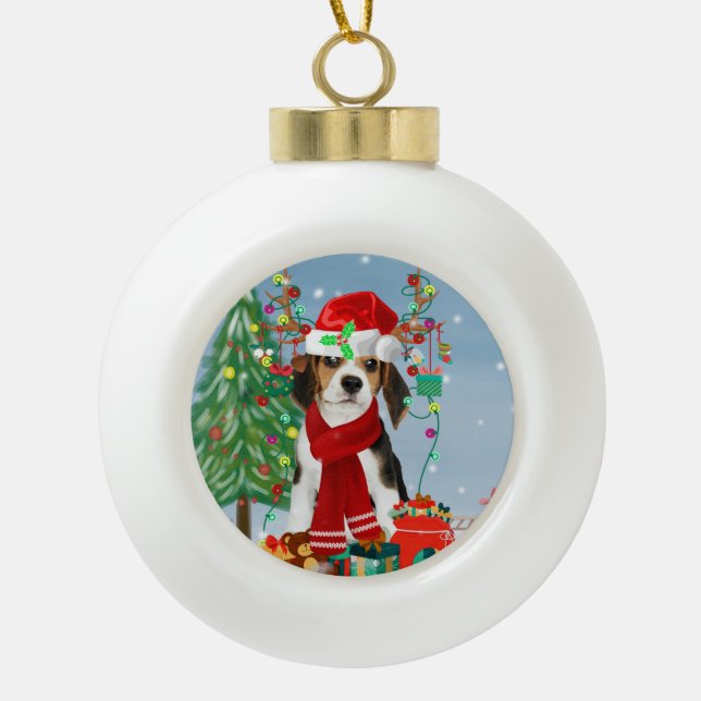 Beagle Hund im Schnee mit Weihnachtsgeschenken Keramik Kugel-Ornament (Vorderseite)