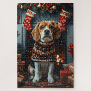 Beagle-Hund mit Weihnachtsgeschenken am Kamin