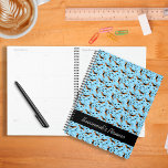 Beagle Hunde Beagle Hound Muster Blau Planer<br><div class="desc">Gestaltungsmerkmale: Illustrierte Beagle in einem sich wiederholenden Muster mit weißen Pfotendrucken und Hundeknochen auf blauem Hintergrund. Personalisiertes Produkt kann einen beliebigen Namen oder eine Phrase haben,  der dem Design hinzugefügt wird. Ändern Sie den Schriftart,  die Größe des Schriftartes und die Farbe des Schriftartes mithilfe des Personalize-Tools nach Ihren Wünschen.</div>