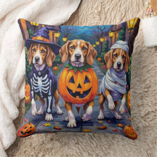 Beagle-Hunde beim Trick-or-Treat in Halloween-Kost Kissen