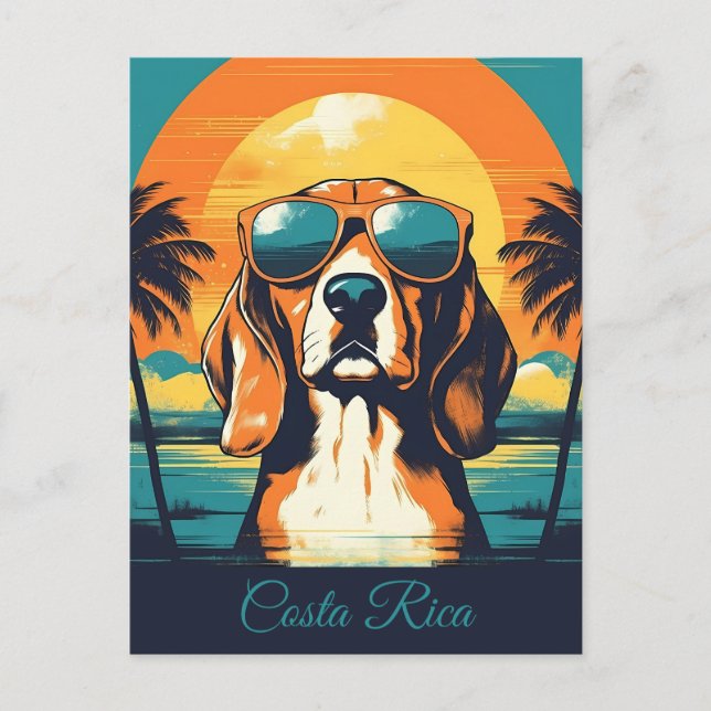 Beagle mit Sonnenbrille an einem tropischen Strand Postkarte (Vorderseite)