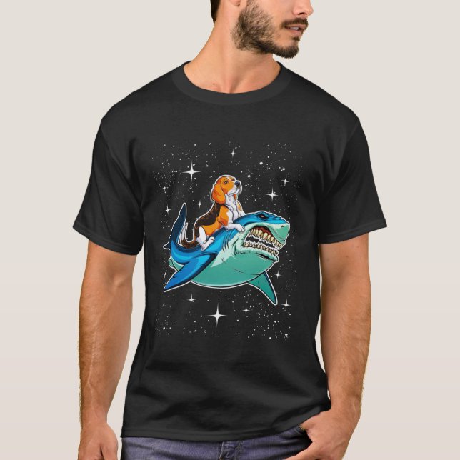 Beagle Riding Shark Jawsome Dog Galaxy T-Shirt (Vorderseite)