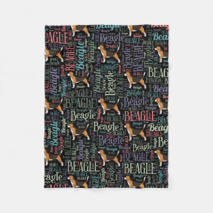 Beagle-Silhouette und Wortkunstmuster Fleecedecke