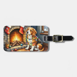 Beagle sitzt neben dem Kamin mit Weihnachtslichter Gepäckanhänger