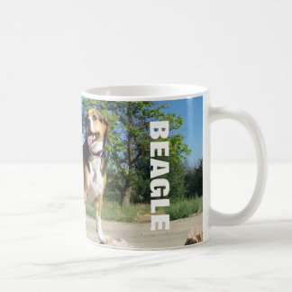 Beagle sur les roches - tasse de café de beagle de