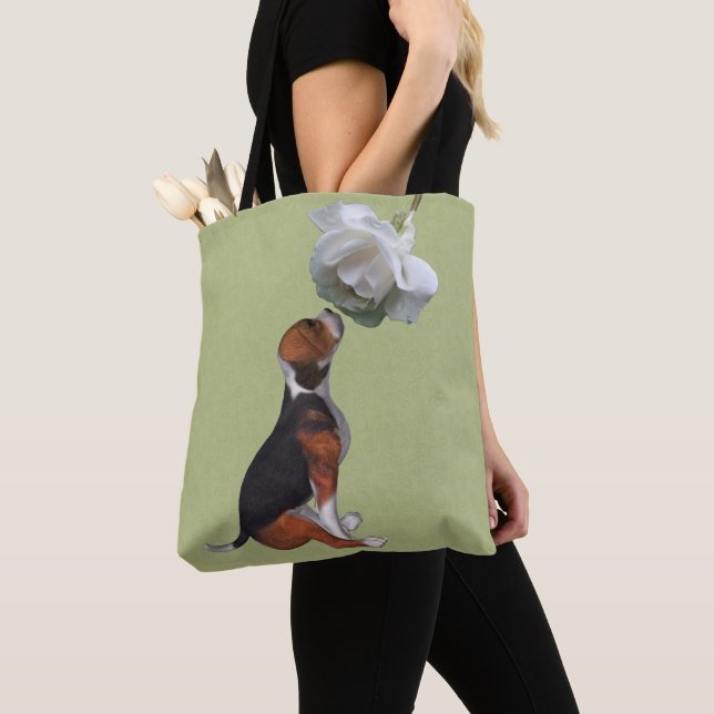 Beagle Welpe riecht nach weißer Rose Tasche (Von Nahem)
