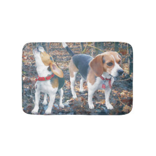 Beagles dans le tapis de bain de beagle en bois
