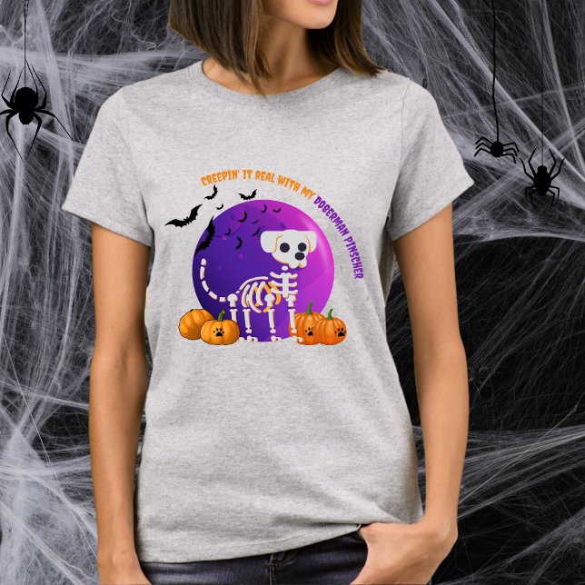Beängstigend Doberman Pinscher Halloween Full Moon T-Shirt (Spooky Halloween t-shirt with a dog skeleton, full moon, pumpkins, bats, and your favorite dog breed)
