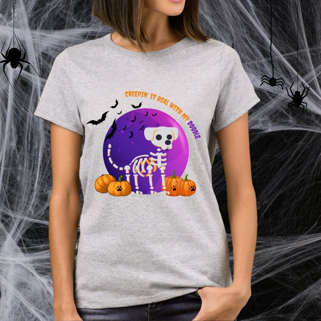 Beängstigend Doodle Halloween Vollmond T - Shirt (Spooky Halloween t-shirt with a dog skeleton, full moon, pumpkins, bats, and your favorite dog breed)