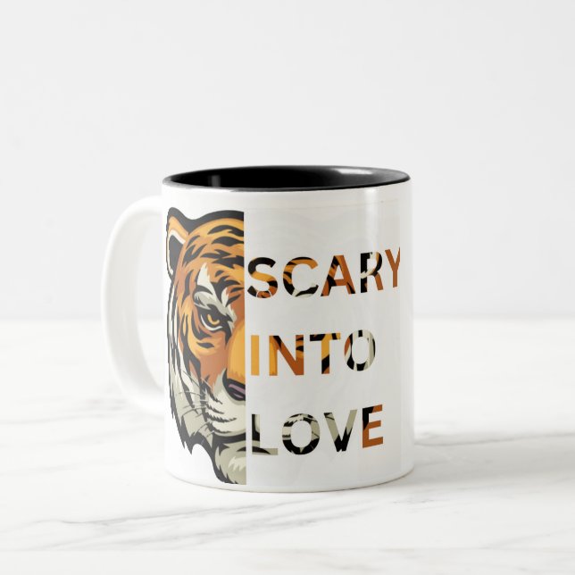 beängstigend in Liebe Zweifarbige Tasse (Vorderseite Links)