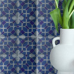 Beängstigend Portugiesisch Azulejo Blue Gray Mosai Fliese<br><div class="desc">Das außergewöhnliche Design der Keramik-Kacheln zeigt ein faszinierendes geometrisches Mosaikmuster in Blau- und Grautönen. Dieses Muster,  das sich von den zeitlosen portugiesischen Azulejo-Fliesen inspiriert,  hebt sich wunderbar von einer verwitterten,  steinähnlichen Kulisse ab.</div>